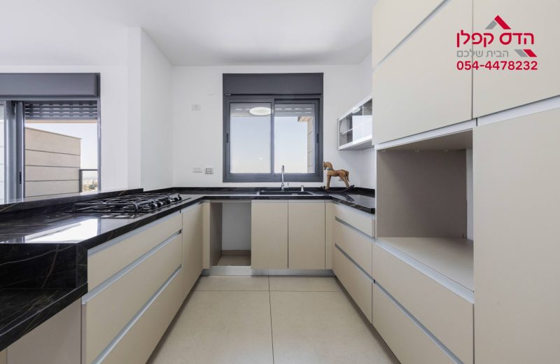 מטבח משודרג ויפהפה עם הרבה שטחי אחסון