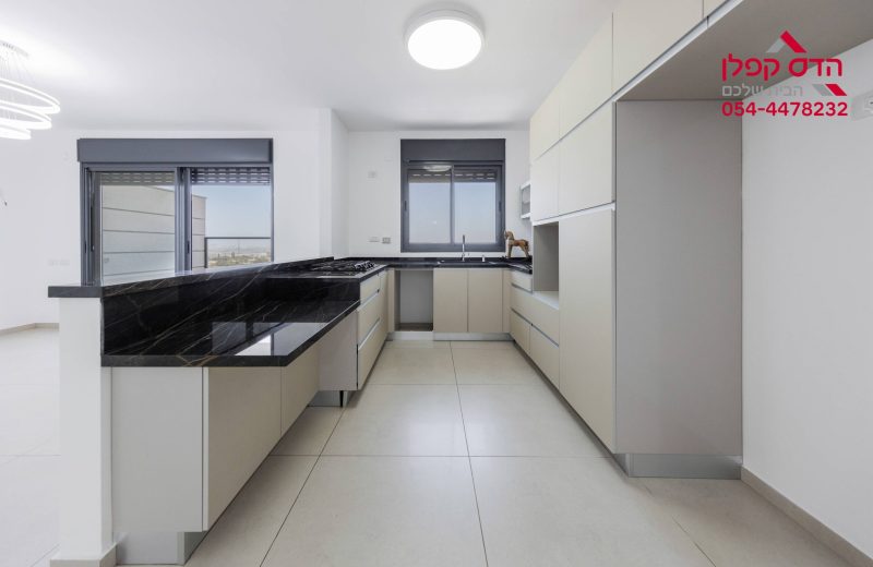 מטבח משודרג ויפהפה עם הרבה שטחי אחסון