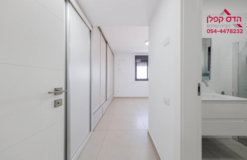 יחידת הורים מרווחת עם ארון קיר ענק