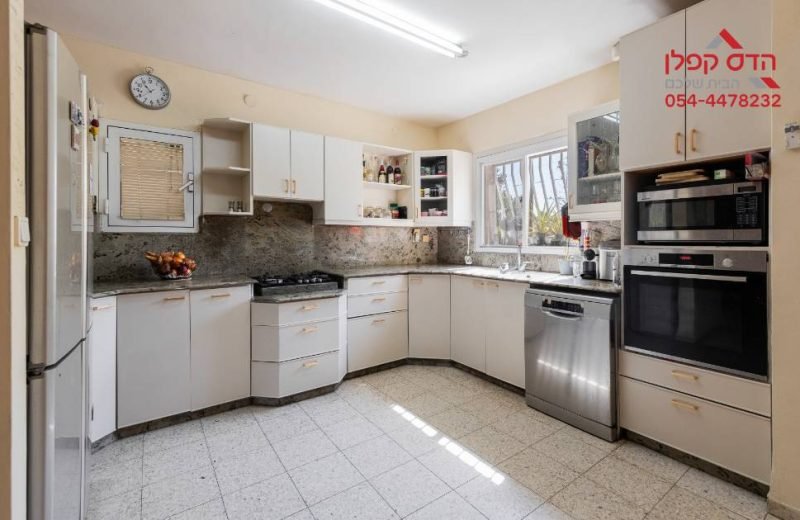 למכירה בנווה אפק בראש העין, בית דו משפחתי במיקום מעולה!