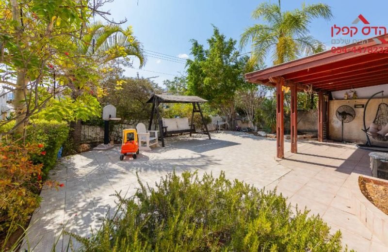 למכירה בנווה אפק בראש העין, בית דו משפחתי במיקום מעולה!