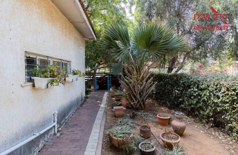 למכירה בגבעת טל בראש העין, בית פרטי גדול על מגרש שטוח