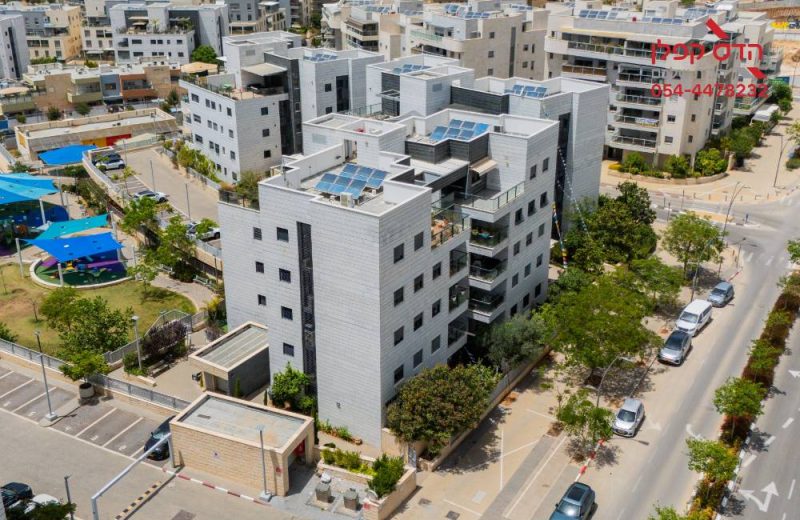 למכירה בפסגות אפק בראש העין (מתחם A המבוקש) דירת 4.5 חדרים מוארת ומשודרגת