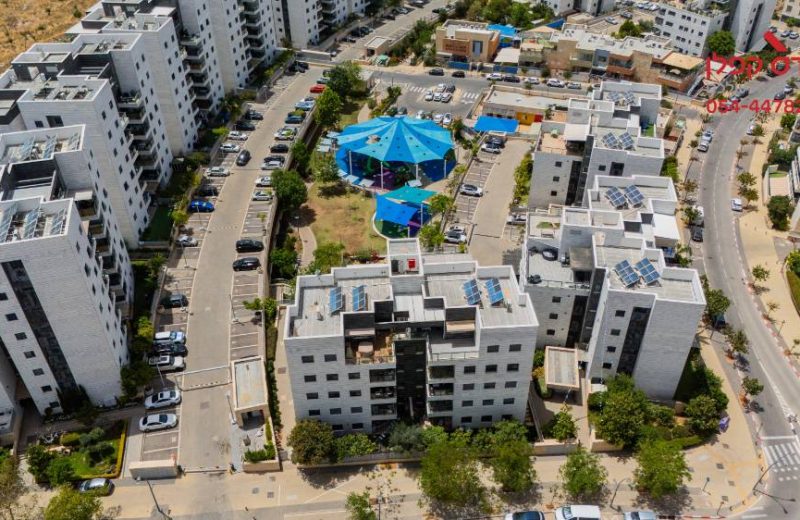 למכירה בפסגות אפק בראש העין (מתחם A המבוקש) דירת 4.5 חדרים מוארת ומשודרגת