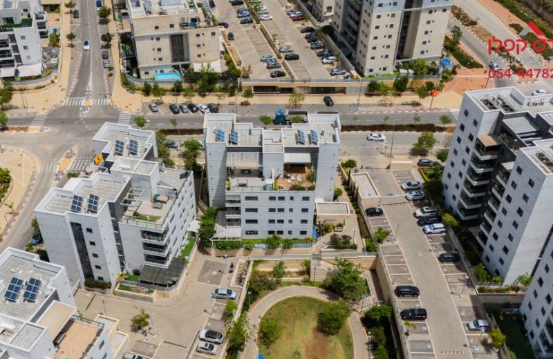 למכירה בפסגות אפק בראש העין (מתחם A המבוקש) דירת 4.5 חדרים מוארת ומשודרגת