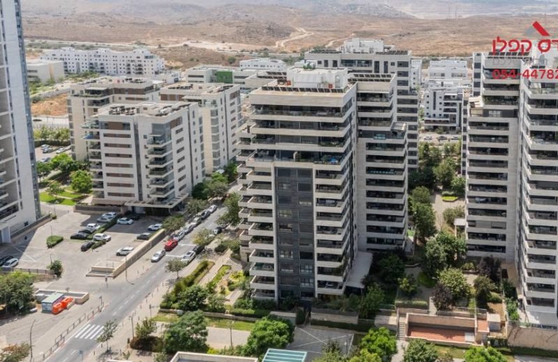 למכירה בראש העין, ברחוב שייקה אופיר, מתחם B בפסגות אפק, דירת 4 חדרים יוצאת דופן!