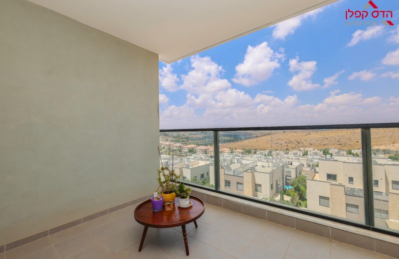 מרפסת אל הנוף