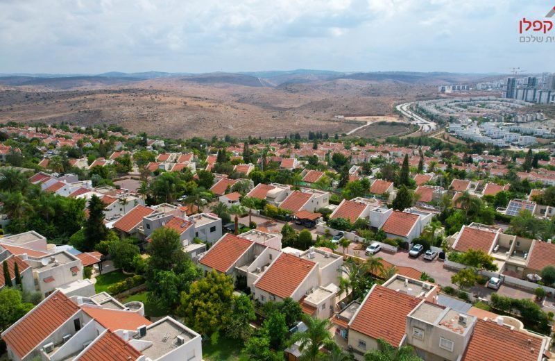 למכירה בנווה אפק הצבאית בראש העין, בית דו משפחתי 7 חדרים