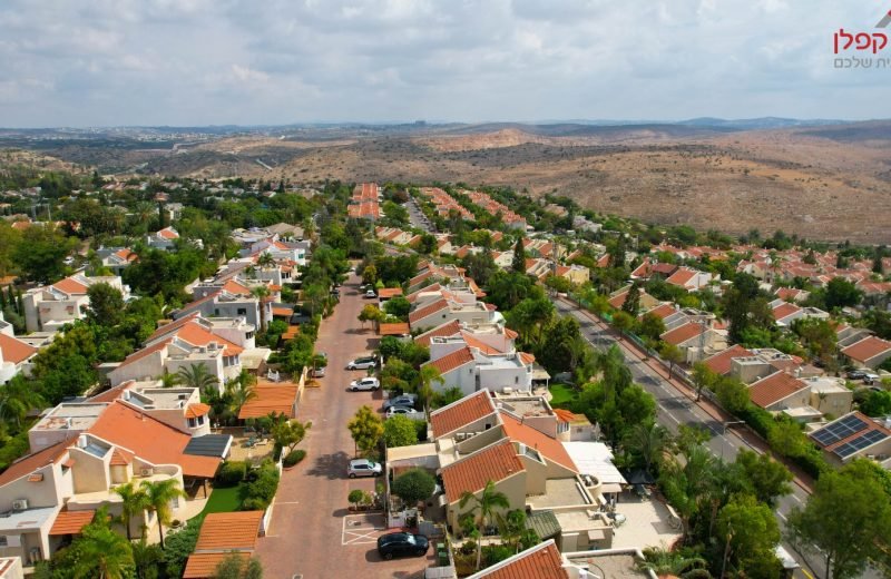 למכירה בנווה אפק הצבאית בראש העין, בית דו משפחתי 7 חדרים